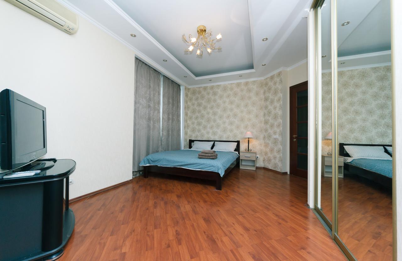 Two Bedroom Apartment On Kreschatik, Kyiv Center With Great View المظهر الخارجي الصورة